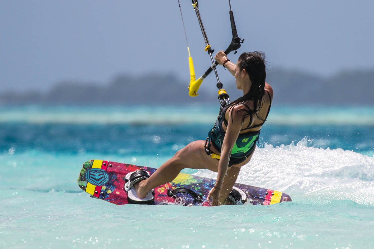 How do I stay safe while kitesurfing in strong winds?